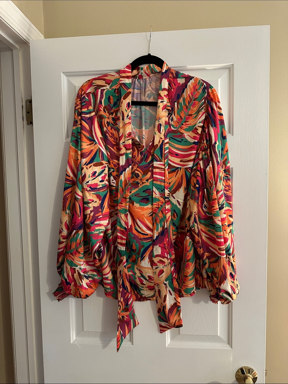 Multicolor Printed Tie-Neck Blouse with Balloon Sleeves